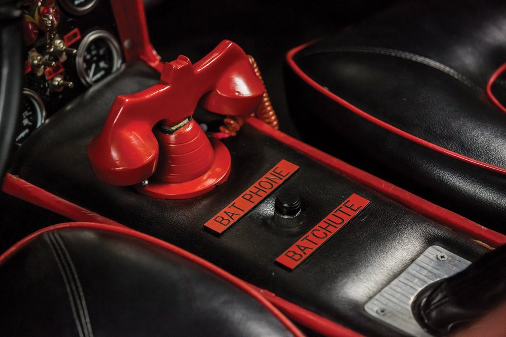 zoom sur le Bat-phone et le Bat-chute de la console centrale dans l'habitacle de la Batmobile 1966