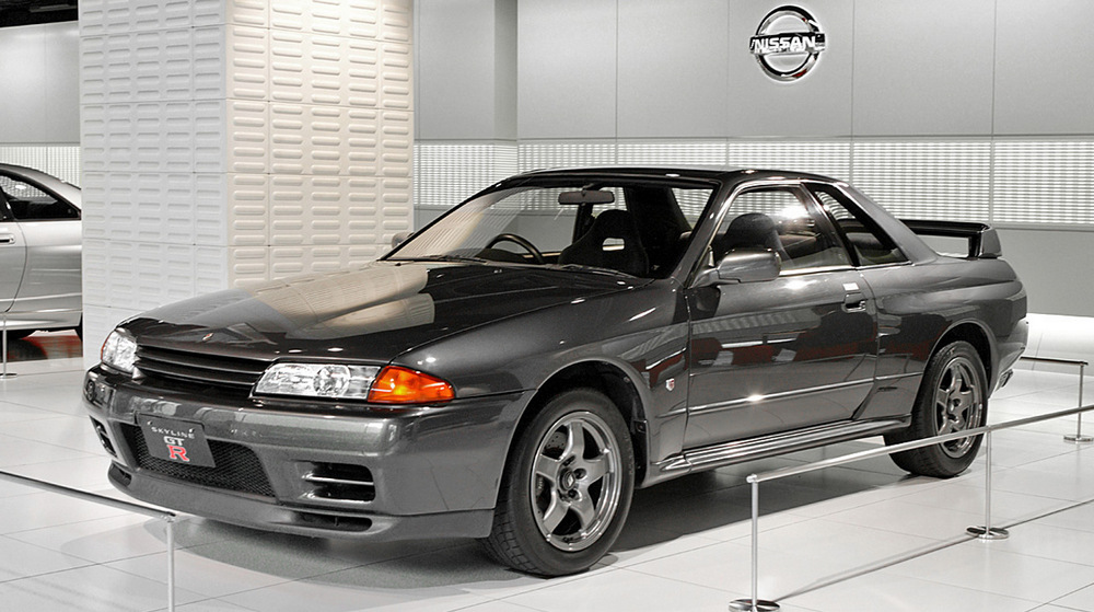 la Nissan Skyline GT-R R32 vue de 3/4 avant gauche