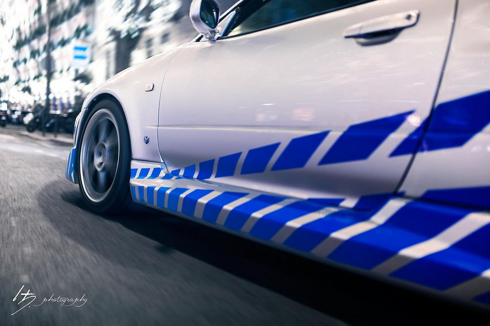 zoom sur le côté gauche de la portière à la roue avant de la Nissan Skyline GT-R R34 Fast & Furious