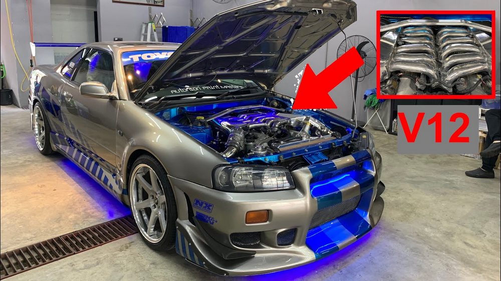 la Nissan Skyline GT-R R34 Fast & Furious, capot ouvert avec vue sur le moteur