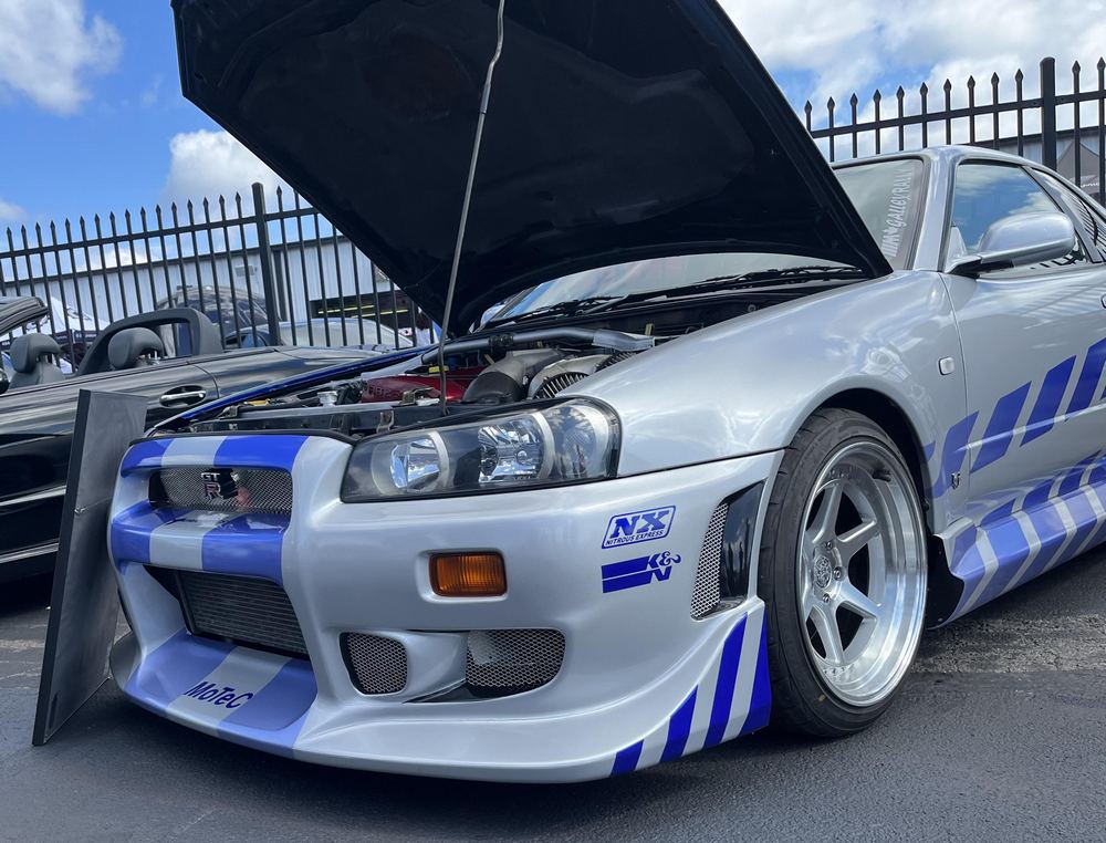 vue de 3/4 avant gauche, capot ouvert