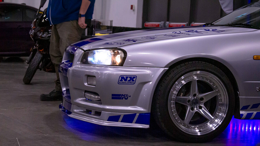 vue de profil gauche, phares et néon allumés