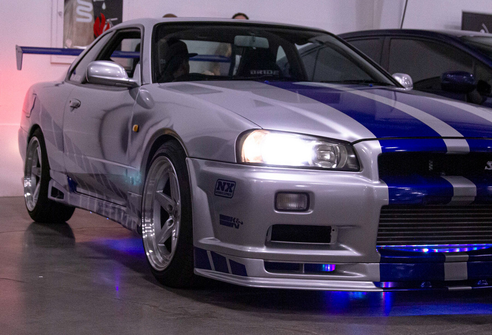 vue de 3/4 avant droit, phares et néon allumés