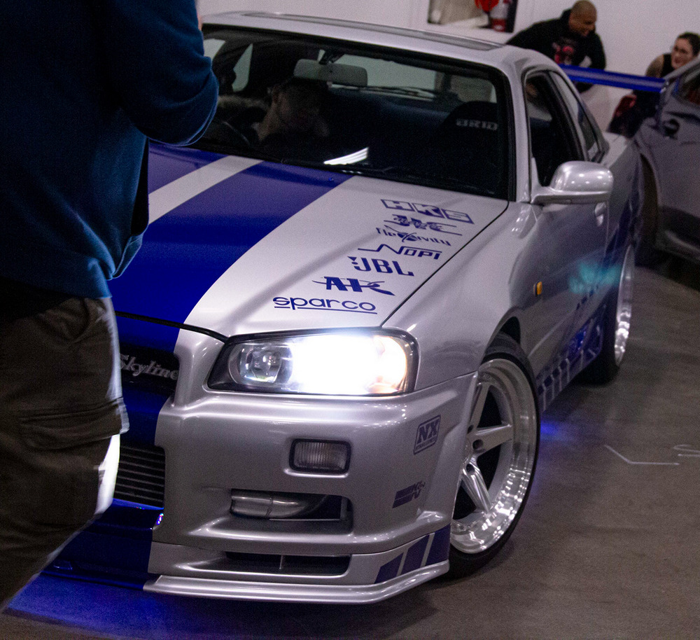 vue de 3/4 avant gauche, phares et néon allumés