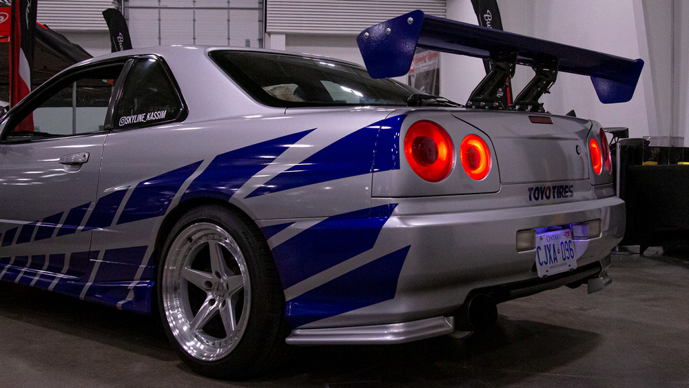 vue de 3/4 arrière gauche, feux allumés