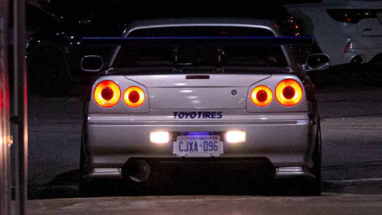 vue de l'arrière, feux allumés