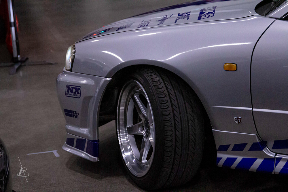 vue de profil gauche, zoom sur la roue, l'aile, la jupe et le pare-chocs