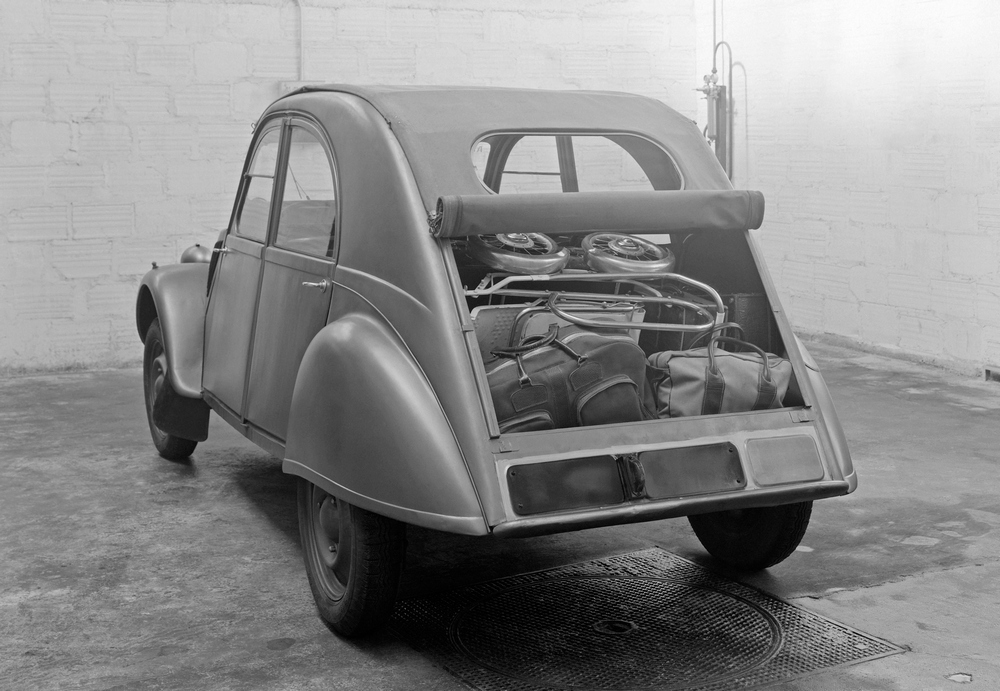 la Citroën 2CV Pré Série 1948 vue de 3/4 arrière gauche, malle ouverte