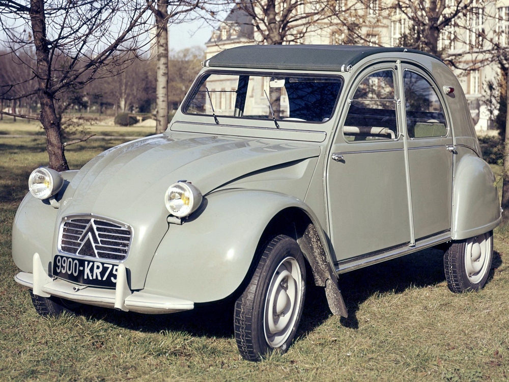 la Citroën 2CV avec le nouveau capot