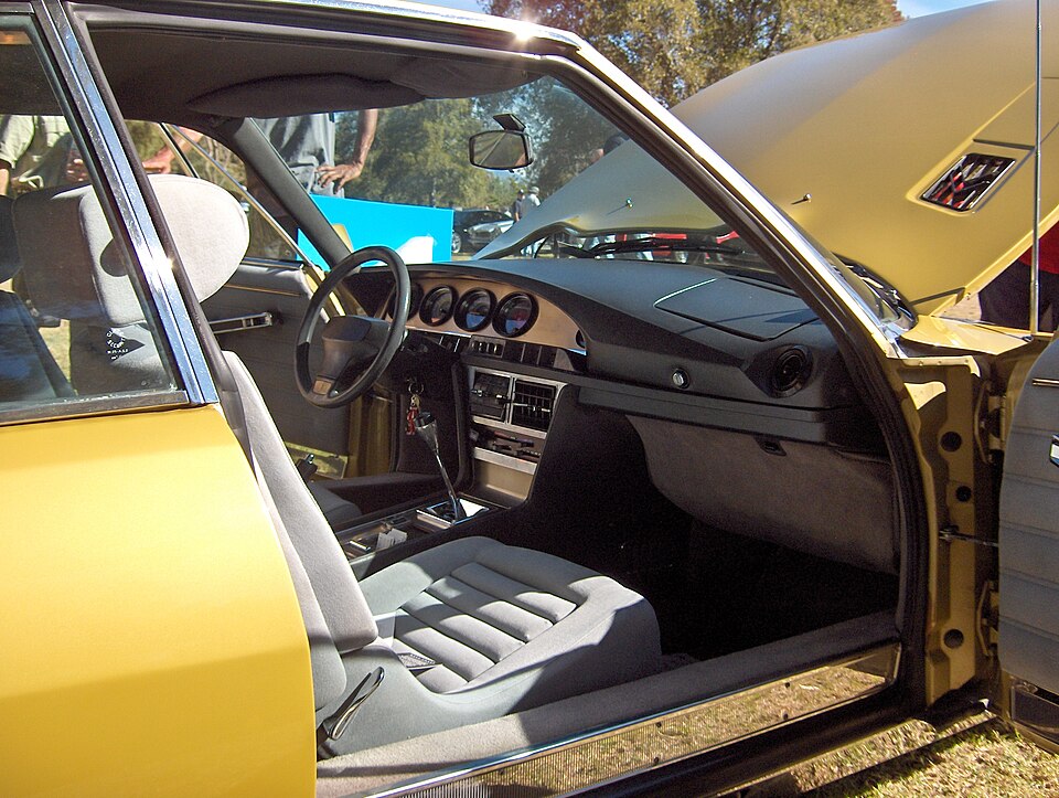 l'habitacle d'une Citroën SM vu du passager avant