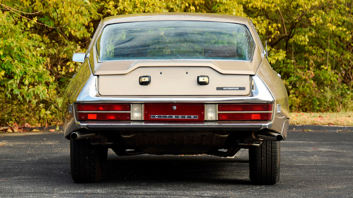 une Citroën SM US-spec 1973 vue de l'arrière