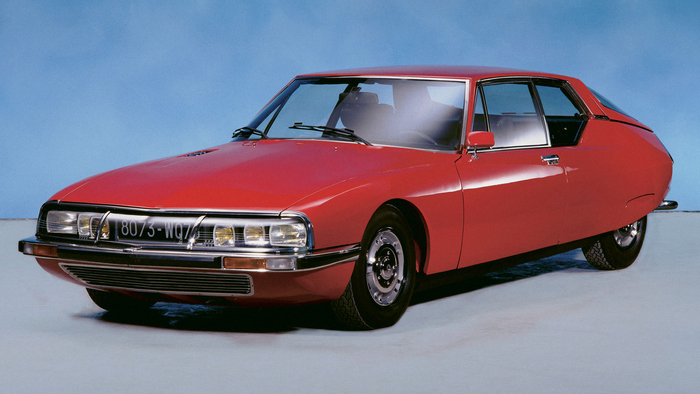 une Citroën SM France 1970–1972 rouge vue de 3/4 avant gauche