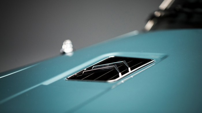 zoom sur le logo Citroën sur le capot d'une Citroën SM France 1970–1972 bleue