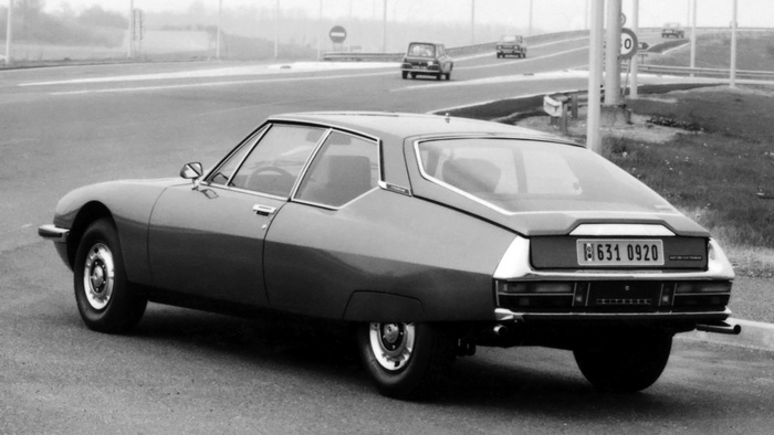 une Citroën SM (France) 1972–1975 vue de 3/4 arrière gauche