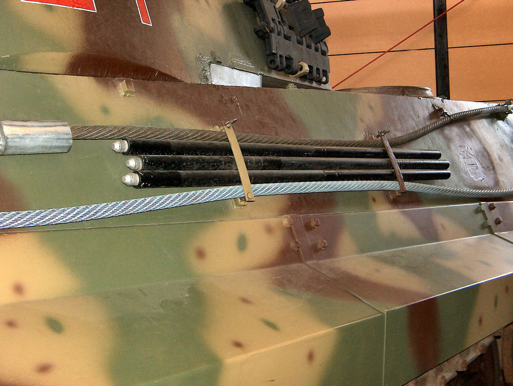 un gros plan sur des câbles sur le côté gauche du Tigre II